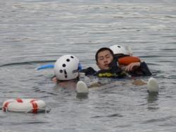 潜水隊による要救助者の確保