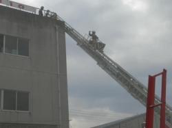 屋上の要救助者の救出に向かう消防隊