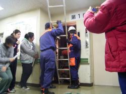 はしごを使用し要救助者を救出