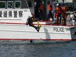 警察船から入水