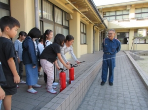 江戸岡小学校水消火器.jpg